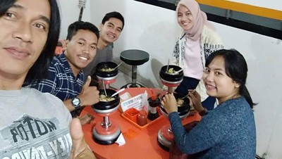 Makan di Warteg hingga Panen Singkong Raksasa, Ini Gaya Nyeleneh Agung Hercules
