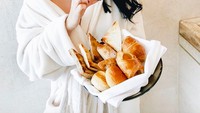Wah, kira-kira sekeranjang roti yang dipegang Heart dimakan sendiri apa nggak yaa? Foto: Instagram iamhearte