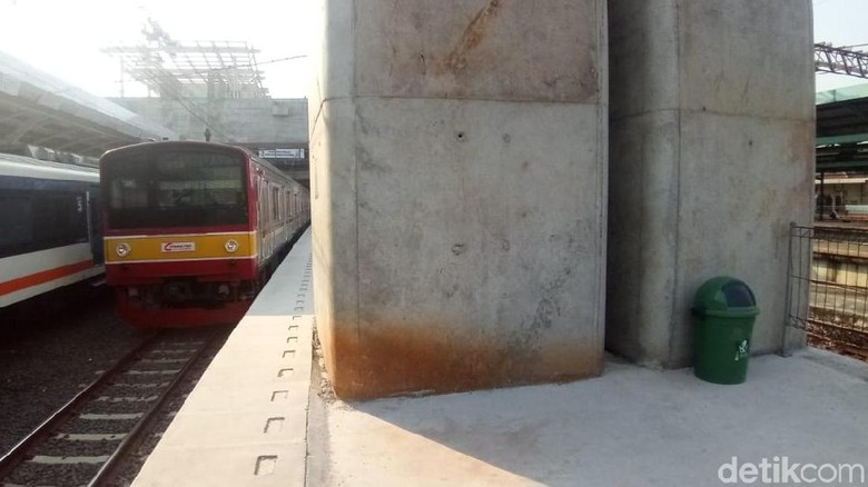 Truk Mogok Ganggu KRL Cikarang-Bekasi Berhasil Dievakuasi Truk Mogok Ganggu KRL Cikarang-Bekasi Berhasil Dievakuasi