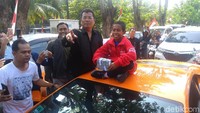 Joni sempet ditemui pengacara Hotman Paris. Joni sempat diberi bantuan dana oleh Hotman (Ahmad Bil Wahid/detikcom)