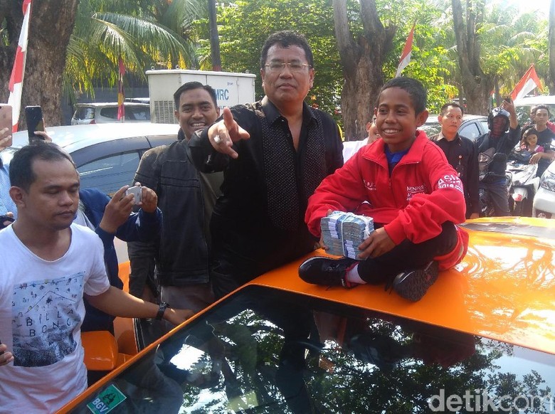Hotman Paris Kasih Joni Rp 50 Juta, Para Pemanjat Pinang Iri Hotman Paris Kasih Joni Rp 50 Juta, Para Pemanjat Pinang Iri
