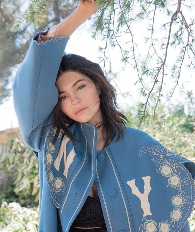 Tuntutan untuk mengambil foto paparazzi dan mem-posting di Instagram tanpan izin tidaklah sedikit. Selebriti bisa dituntut USD 150 ribu atau sekitar Rp 2 miliar untuk satu pelanggaran. Foto: Dok. Vogue Australia