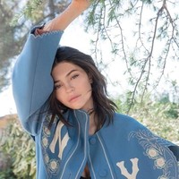 Tuntutan untuk mengambil foto paparazzi dan mem-posting di Instagram tanpan izin tidaklah sedikit. Selebriti bisa dituntut USD 150 ribu atau sekitar Rp 2 miliar untuk satu pelanggaran. Foto: Dok. Vogue Australia