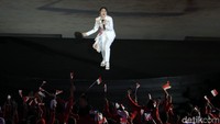 Aksi Via Vallen di opening ceremony Asian Games 2018 di GBK semalam bikin Jokowi dan Iriana asyik joget-joget. Foto: Agung Pambudhy