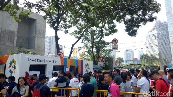 Penonton harus menunggu tiket fisik yang belum tersedia pada jadwal loket dibuka. (Randy Prasatya/detikSport) Penonton harus menunggu tiket fisik yang belum tersedia pada jadwal loket dibuka. (Randy Prasatya/detikSport)