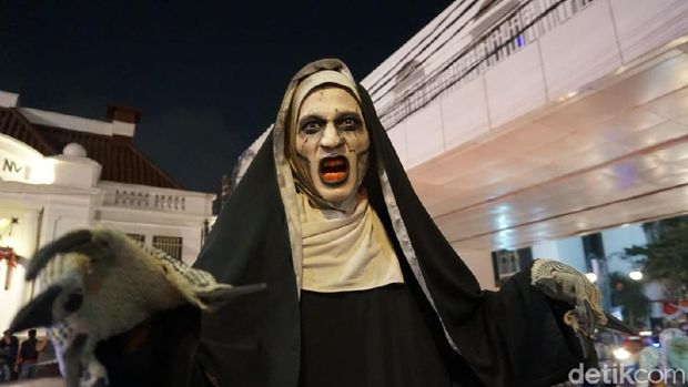 Mendulang Rupiah dari Jadi Hantu 