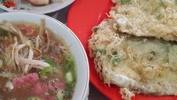 Untuk menikmati sroto bisa dipilih dengan ketupat atau nasi. Keduanya sama mantap. Foto : Instagram @faranitafelecia