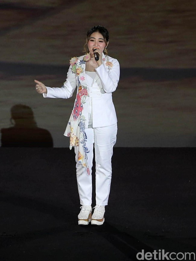 Sementara itu, Via Vallen yang melantunkan lagu resmi Asian Games 2018, Meraih Bintang, memilih setelan serba putih yang dipercantik dengan motif 3D berbentuk burung merak. (Foto: Agung Pambudhy/detikfoto)