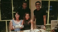 Ini pose Siman ketika merayaka,n ulang tahun salah satu temannya, lengkap dengan sushi bersama lilin di atasnya. Foto: Instagram @siman_sudartawa