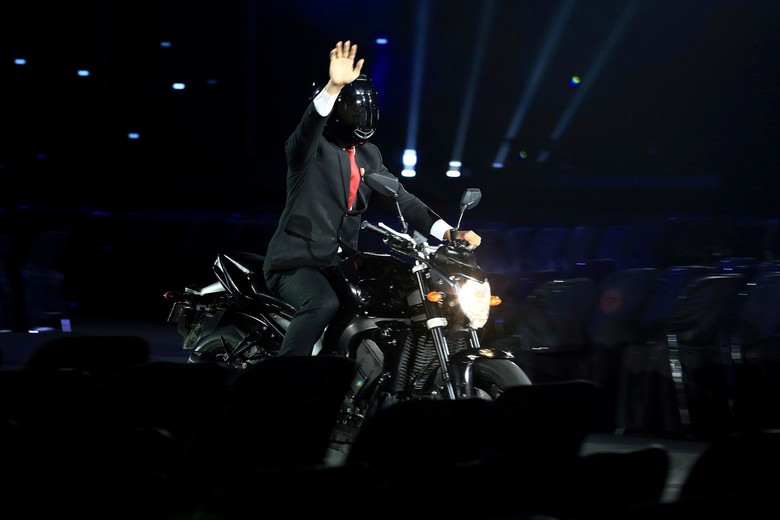 Jokowi digambarkan naik moge Yamaha FZ1 saat pembukaan Asian Games. Foto: INASGOC/Dhoni Setiawan Jokowi digambarkan naik moge Yamaha FZ1 saat pembukaan Asian Games. Foto: INASGOC/Dhoni Setiawan