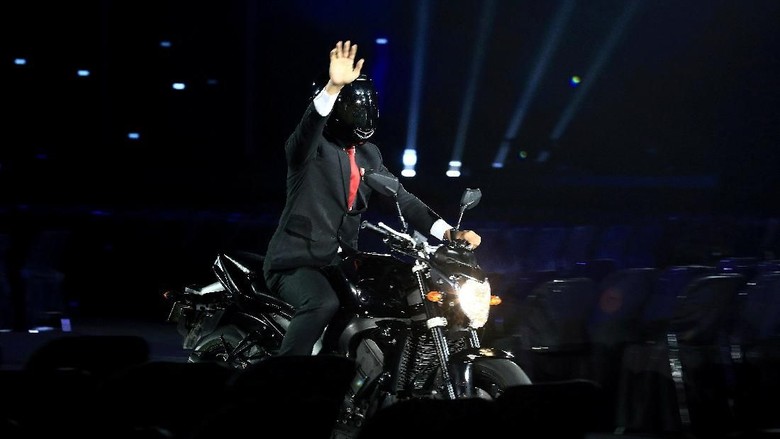 Siapa yang Terbangkan Moge di Asian Games? Jokowi Tertawa Siapa yang Terbangkan Moge di Asian Games? Jokowi Tertawa