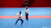 Tampil ditonton langsung oleh Presiden Joko Widodo, di Plenary Hall, JCC, Minggu (19/8/2018), Defia menjadi juara usai mengalahkan Marjan Salahshouri dari Iran.