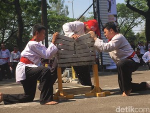 Aksi Pesilat Merpati Putih Patahkan 73 Beton di Peringatan HUT RI