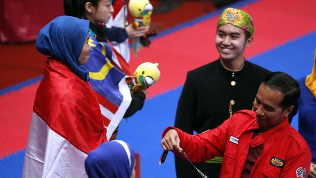 Defia Rosmaniar berada di podium teratas cabor taekwondo nomor poomsae individu putra.