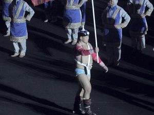 Pembawa Bendera Mongolia Curi Perhatian di Pembukaan Asian Games