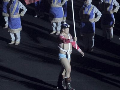 Pembawa Bendera Mongolia Curi Perhatian di Pembukaan Asian Games