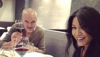  Ternyata keduanya penggemar wine. Segelas wine tak pernah absen di tiap makan malam romantis mereka di Paris.  Foto: Instagram anggun_cipta