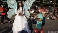 Saat ini di car free day Bundaran HI semakin banyak hiburan dari rakyat seperti ondel-ondel serta berbagai macam cosplay yang unik.