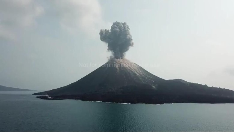 Anak Krakatau 99 Kali Meletus, Muntahan Lava Sampai ke Laut Anak Krakatau 99 Kali Meletus, Muntahan Lava Sampai ke Laut