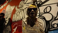 Pendapatan tersebut didapat dari sesi foto bersama bagi para wisatawan yang ingin mengabadikan foro bersama para hantu.