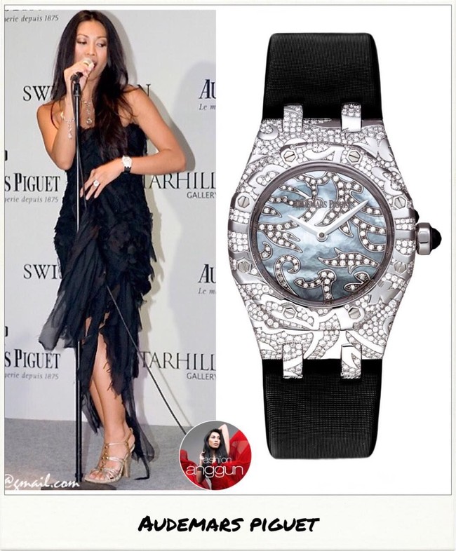 Jam tangan Audemars Piguet sering terlihat menemani penampilan Anggun C. Sasmi karena memang dia menjadi brand ambassador dari merek asal Swiss tersebut. Pada foto ini, Anggun yang memakai gaun hitam, tampak memakai koleksi Audemars Piguet seri Royal Oak yang terbuat dari emas putih 18 karat dan dihiasi berlian. Tak heran jika jam tangan ini harganya mencapai US$ 77.000 atau sekitar Rp 1,1 miliar. (Foto: Instagram/@fashion.anggun)