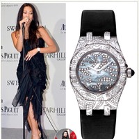 Jam tangan Audemars Piguet sering terlihat menemani penampilan Anggun C. Sasmi karena memang dia menjadi brand ambassador dari merek asal Swiss tersebut. Pada foto ini, Anggun yang memakai gaun hitam, tampak memakai koleksi Audemars Piguet seri Royal Oak yang terbuat dari emas putih 18 karat dan dihiasi berlian. Tak heran jika jam tangan ini harganya mencapai US$ 77.000 atau sekitar Rp 1,1 miliar. (Foto: Instagram/@fashion.anggun)