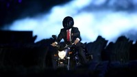 Momen saat Presiden Joko Widodo (Jokowi) tampil menggunakan motor di acara pembukaan Asian Games 2018 pun menjadi pembahasan masyarakat. Pool/dok. Xinhua News.