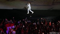 Menjadi salah satu dari sederet artis yang ikut memeriahkan pesta olahraga se-Asia itu, Via terlihat elegan mengenakan busana serba putih dengan nuansa khas Asian Games.