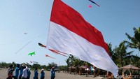 Mengibarkan bendera dalam suasana HUT RI ke-73 (Ibnu Munsir/detikTravel)