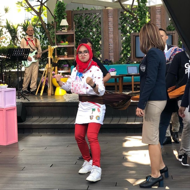 Youtuber Ria Ricis juga ikut merayakan Hari Kemerdekaan dengan mengikuti perlombaan di sekitar ruamhnya. Ia memilih kemeja bercorak dengan nuansa merah putih dipadukan dengan rok putih dan legging merah. (Foto: Instagram)