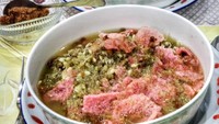 Dari Sukaraja, Banyumas ada sroto. Soto daging dengan kuah bening dan memakai sambal kacang sebagai pelengkapnya. Foto: Instagram