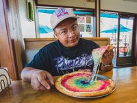 Cantiknya! Pizza Keju Bertabur Glitter Pelangi yang Lagi Hits