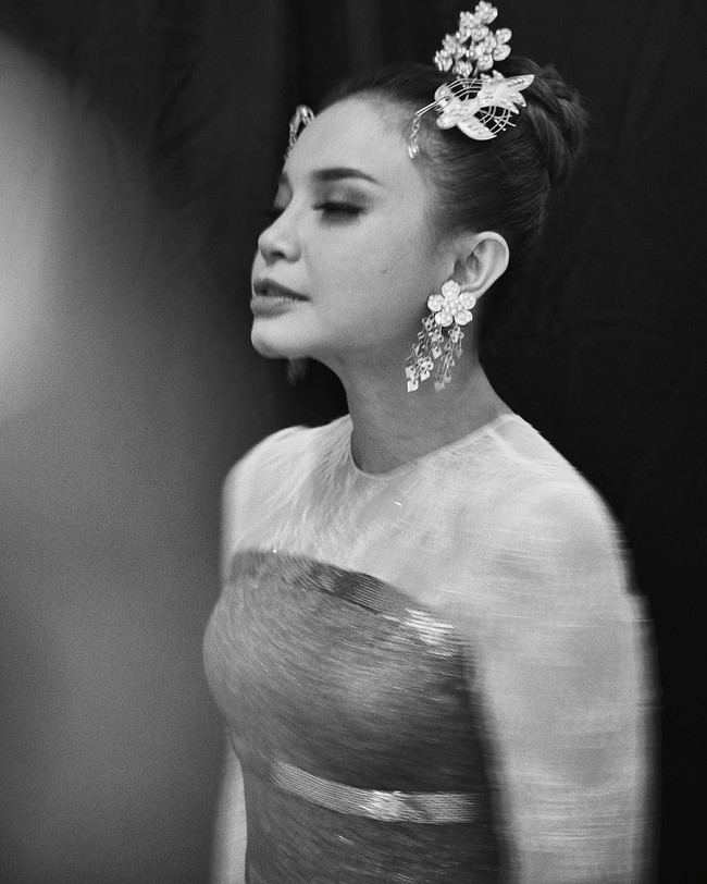 Rossa memukau dalam balutan gaun karya Didi Budiardjo. Turut menyempurnakan gayanya, aksesori bergaya etnik buah desain Rinaldy A. Yunardi. (Foto: Instagram)