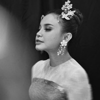 Rossa memukau dalam balutan gaun karya Didi Budiardjo. Turut menyempurnakan gayanya, aksesori bergaya etnik buah desain Rinaldy A. Yunardi. (Foto: Instagram)