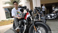 Rizky dengan moge Harley-Davidson Sporster. Dia terlihat ikut mengawal api obor Asian Games 2018 pekan lalu bersama komunitas Motor Besar Indonesia (MBI) yang kemarin mengawal api obor Asian Games 2018 Foto: Ridwan Arifin.
