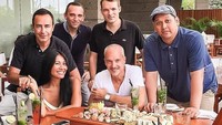 Duh, senangnya makan sambil liburan di Bali. Dihadapan mereka tersaji sushi segar di atas baki berbentuk kapal. Foto: Instagram anggun_cipta