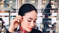 “Time to unWINE,” tulis Heart di keterangan foto. Bintang serial TV My Korean Jagiya ini terlihat sangat anggun. Foto: Instagram iamhearte