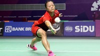 Selanjutnya, Fitriani memeastikan Indonesia ke perempatfinal setelah memenangi pertandingan ketiga melawan Yip Pui Yin. Fitriani menang 18-21, 21-13, 21-10. Istimewa/Dok. Humas PBSI.