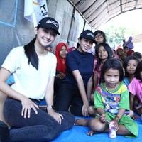 Trauma healing yang diberikan berupa mendongeng dan bernyanyi bersama. Intinyanya, semua aktivitas yang sifatnya menghibur dan memotivasi anak-anak, ujar Ayi Subing, Koordinator Humas Puteri Indonesia, yang ikut bersama rombongan, kepada Wolipop. (Foto: Dok. Yayasan Puteri Indonesia)