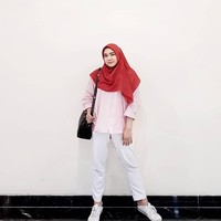 Selebgram dan blogger Suci Utami tampil kasual dengan kemeja bergaris. Hijab segi empat berwarna merah dan celana putih menyempurnakan tampilan kasualnya. (Foto: Instagram)