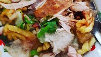 Sroto Jl. Batu Purwokerto punya tambahan kerupuk kuning buat dicelup dalam kuah soto. Kriuk! Foto : Instagram @diniamarinka
