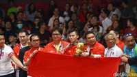 Xavier berfoto bersama pelatih dan ofisial usai menerima pengalungan medali perak di cabang olahraga Wushu.