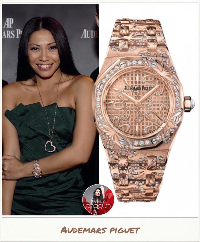 Jam tangan Audemars Piguet yang ini sekilas mirip dengan jam tangan Anggun di foto sebelumnya. Namun jika diperhatikan, detail jam yang juga berbahan emas ini berbeda. Seperti namanya, Royal Oak Floral Diamond 18 kt Rose Gold Ladies Watch, pada jam tangan ini ada hiasan bunga dari berlian. Harga jam tangan ini mencapai US$ 95.900 atau sekitar Rp 1,4 miliar. (Foto: Instagram/@fashion.anggun)