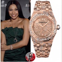 Jam tangan Audemars Piguet yang ini sekilas mirip dengan jam tangan Anggun di foto sebelumnya. Namun jika diperhatikan, detail jam yang juga berbahan emas ini berbeda. Seperti namanya, Royal Oak Floral Diamond 18 kt Rose Gold Ladies Watch, pada jam tangan ini ada hiasan bunga dari berlian. Harga jam tangan ini mencapai US$ 95.900 atau sekitar Rp 1,4 miliar. (Foto: Instagram/@fashion.anggun)