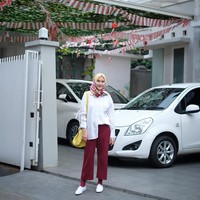 Zaskia Adya Mecca yang senang tampil kasual memilih kemeja putih dipadukan dengan celana lurus berwarna merah marun. Hijab segi empat motif bernuansa merah putih melengkapi penampilannya. (Foto: Instagram)