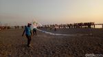 Foto: Saat Layang-layang Hiasi Langit Pantai di Makassar