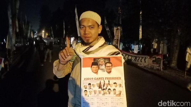 . Tak hanya atribut FPI, para pedagang juga menjual kalender #2019GantiPresiden dengan memasang foto bakal capres Prabowo Subianto dan bakal cawapres Sandiaga Uno.