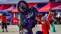 Ini aksi berbahayanya dengan moge. Oh iya, ide Jokowi naik moge sampai beraksi di jalanan dan sampai dengan keren di GBK disebutkan Wishnutama selaku Direktur Kreatif acara Opening Ceremony Asian Games 2018 murni untuk entertainment. Dia juga menjelaskan ide ini bukan buat tujuan politik terkait nyapres Jokowi. Foto: Saddum So / instagram@saddumso