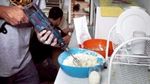 Kocak! Pakai Jas Hujan hingga Helm, Begini Jadinya Kalau Cowok Masak