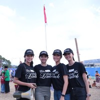 Adalah Puteri Indonesia 2018 Sinoa Fergina, Miss International 2017 Kevin Liliana, Puteri Indonesia Perdamaian 2017 Dea Rizkita, dan Puteri Indonesia Pariwisata 2014 Lily Stelita, yang menyambangi sejumlah posko pengungsian korban bencana gempa. Mereka tiba di Lombok tepat pada HUT ke-73 RI, Jumat (17/8/2018). (Foto: Dok. Yayasan Puteri Indonesia)